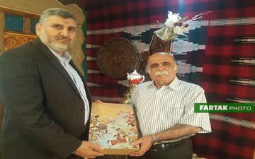 اهدا شاهنامه توسط پروفسور کزازی به دکتر علیرضا شهرستانی + تصاویر