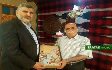 اهدا شاهنامه توسط پروفسور کزازی به دکتر علیرضا شهرستانی + تصاویر