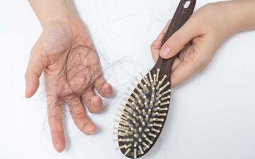 ریزش مو در زنان چه دلایلی دارد؟