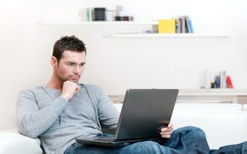 هرگز لپ تاپ را روی پاهایتان قرار ندهید
