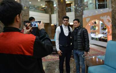 علیرضا فغانی داور بین‌المللی و علی میرزابیگی داور فوتبال در گفتگو با فرتاک‌نیوز در هتل پارسیان 