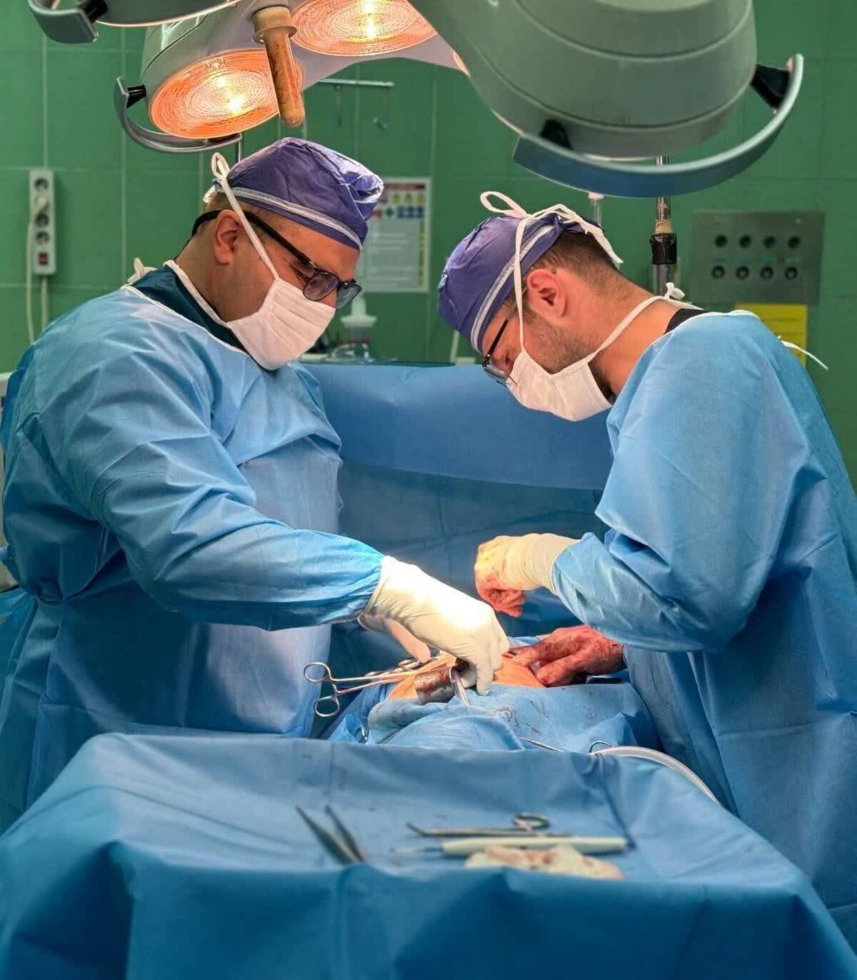 عمل جراحی موفقیت‌آمیز؛ خارج‌سازی توده ۱۲۰۰ گرمی از ریه بیمار در کرمانشاه+عکس
