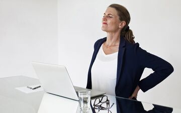  با ۱۳ علت درد گودی کمر آشنا شوید