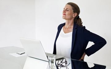  با ۱۳ علت درد گودی کمر آشنا شوید