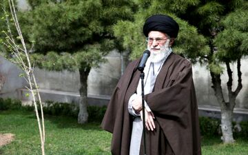 رهبر انقلاب : مسئولان مانع از بین رفتن درختان موجود شوند