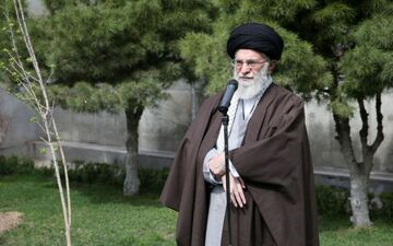 رهبر انقلاب : مسئولان مانع از بین رفتن درختان موجود شوند