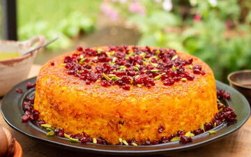 چگونه یک ته‌ چین مرغ زعفرانی خوش‌رنگ و حرفه‌ای درست کنیم؟