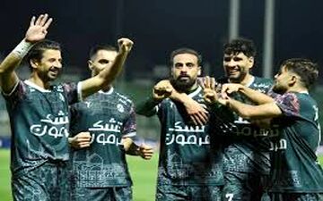 پوستر اعتراضی ذوب آهن به بهانه بازی با استقلال