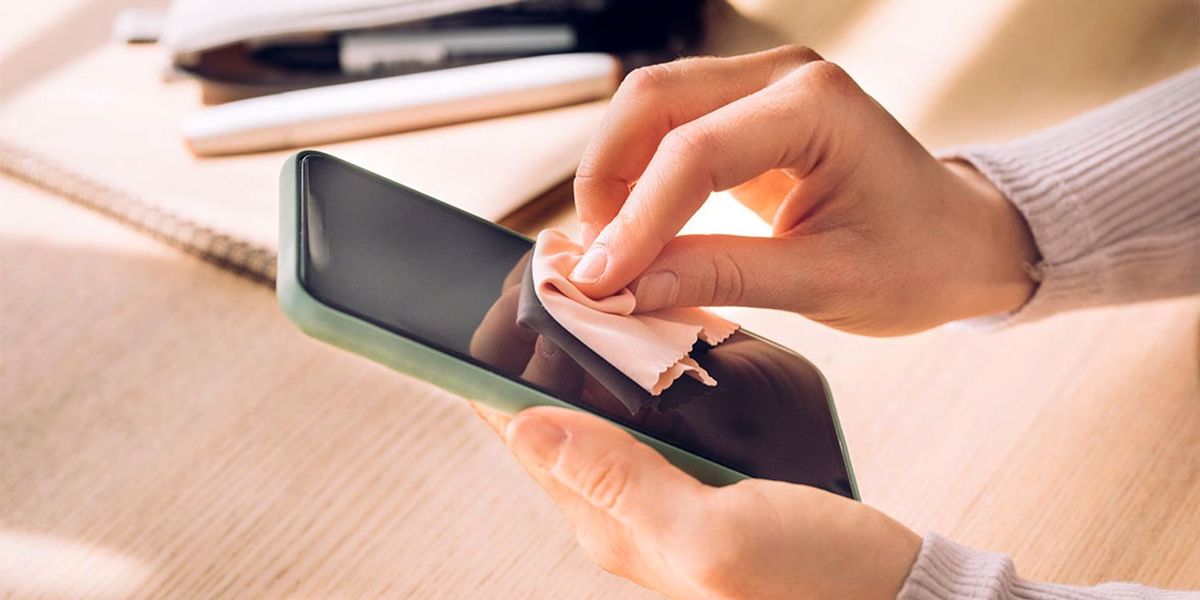 مراقب آلودگی گوشی های خود باشید| هر چند وقت یک‌بار گوشی را تمیز کنیم؟