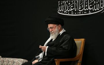 لحظه ورود آیت الله خامنه ای به حسینیه امام خمینی + ویدئو