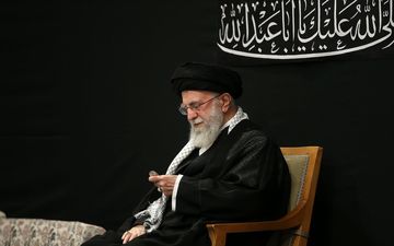 لحظه ورود آیت الله خامنه ای به حسینیه امام خمینی + ویدئو